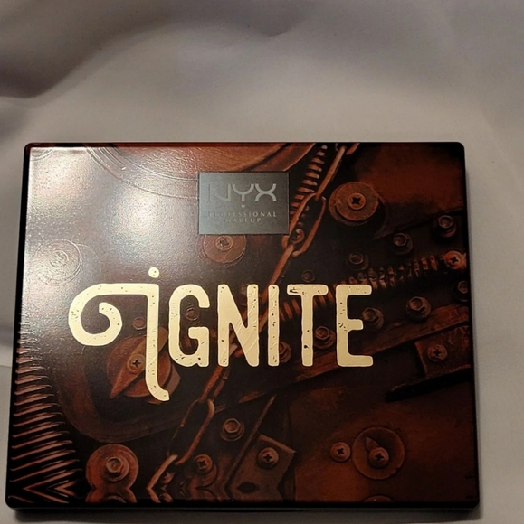 NYX Machinist Ignite Eyeshadow Palette - Picture 5 of 8